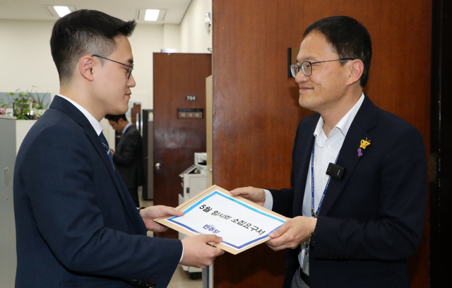 더불어민주당 박주민 의원이 26일 국회 의사과에 5월 임시회 소집요구서를 제출하고 있다. 연합뉴스