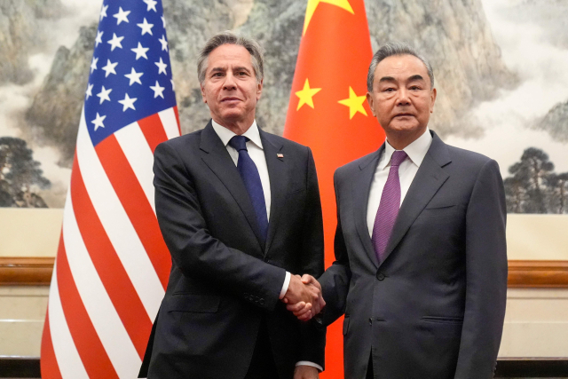중국을 방문한 토니 블링컨 미국 국무장관(왼쪽)이 26일 베이징 댜오위타이 국빈관에서 왕이 외교부장을 만나 악수하고 있다. 블링컨 장관은 조만간 시진핑 국가주석과도 만날 것으로 알려졌다. 연합뉴스