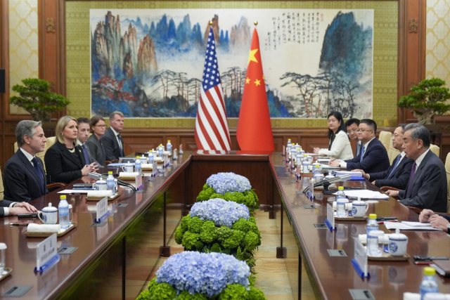 중국을 방문한 토니 블링컨 미국 국무장관(왼쪽 첫번째)이 26일 베이징 댜오위타이 국빈관에서 왕이 중국 외교부장(오른쪽 첫번째)과 회담하고 있다. 블링컨 장관은 조만간 시진핑 국가주석과도 만날 것으로 알려졌다. 연합뉴스